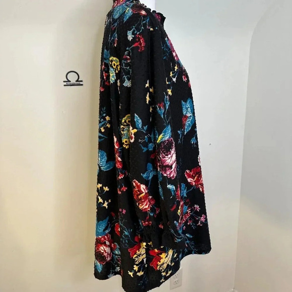 5/$20 Lane Bryant Black Swiss Dot Floral Top‎ 18/20 - Picture 2 of 5